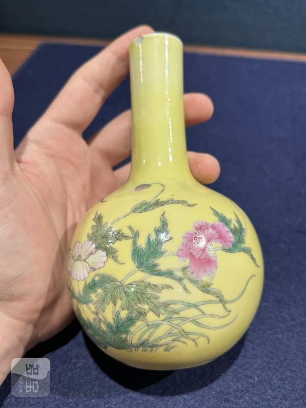 民国 黄地粉彩蜀葵纹瓶 - 图5